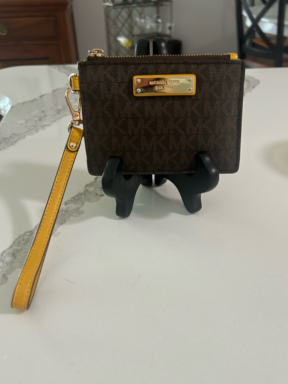 EUC MICHAEL KORS LEATHER TOP ZIP
COIN POUCH ID HOLDER KEYCHAIN (JASMINE YELLOW)